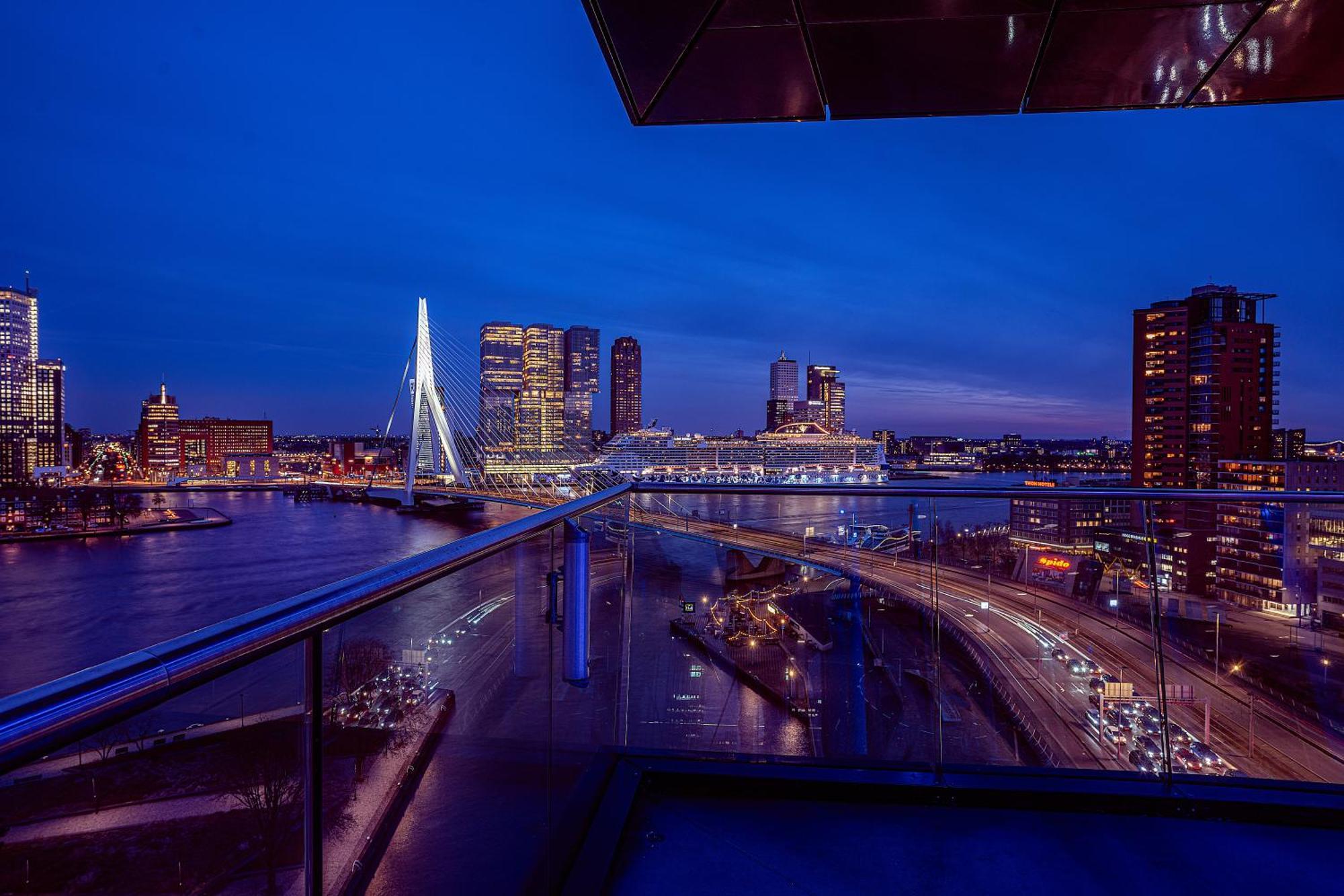 Отель Doubletree By Hilton Rotterdam Centre Экстерьер фото
