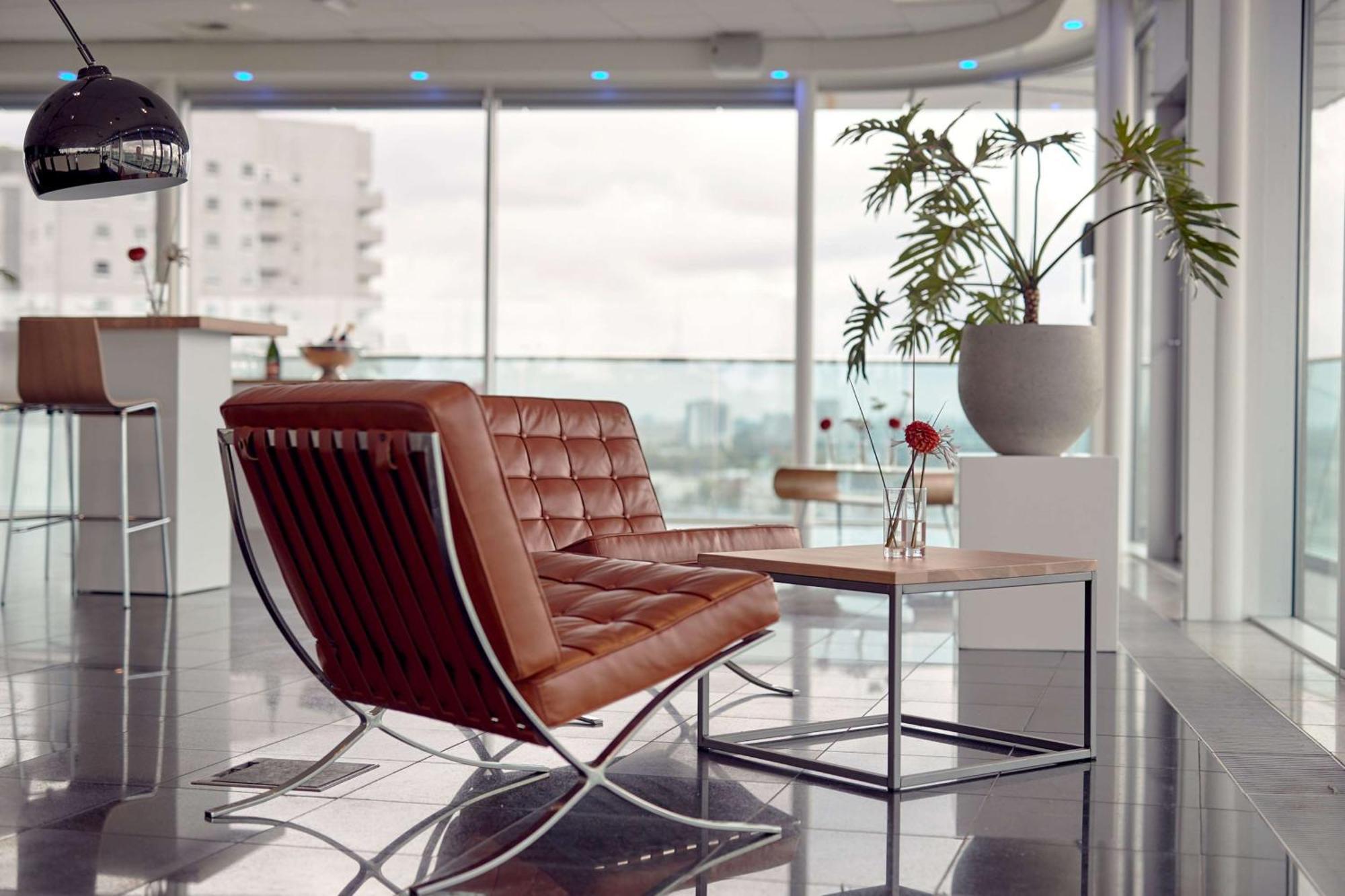 Отель Doubletree By Hilton Rotterdam Centre Экстерьер фото