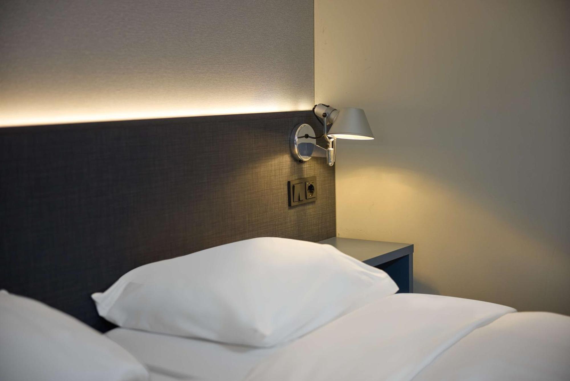 Отель Doubletree By Hilton Rotterdam Centre Экстерьер фото