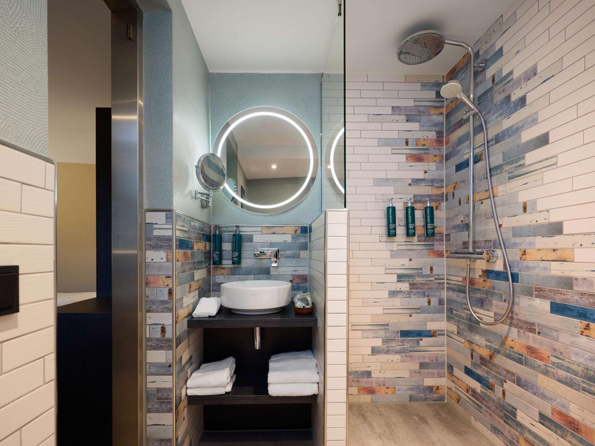 Отель Doubletree By Hilton Rotterdam Centre Экстерьер фото