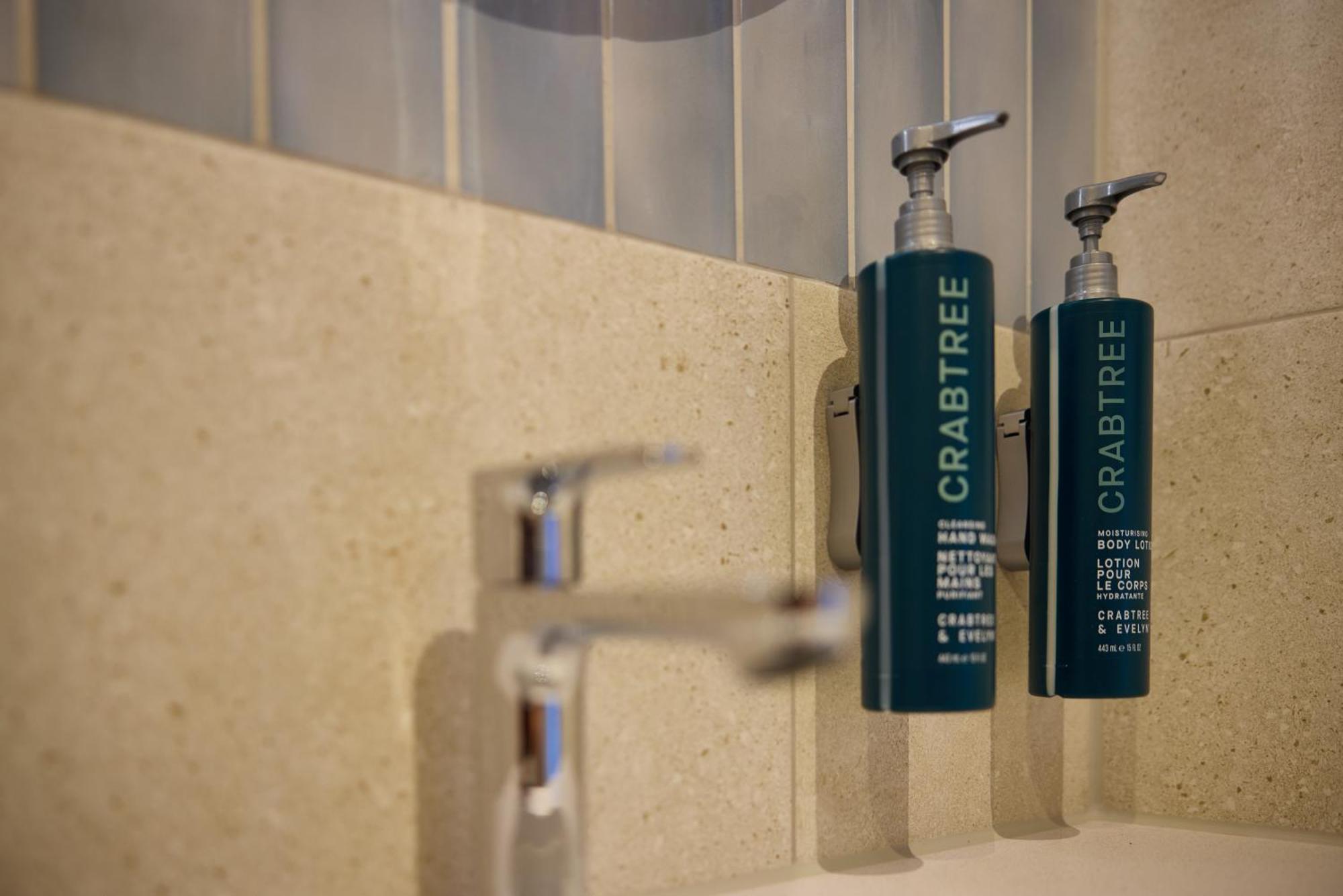 Отель Doubletree By Hilton Rotterdam Centre Экстерьер фото