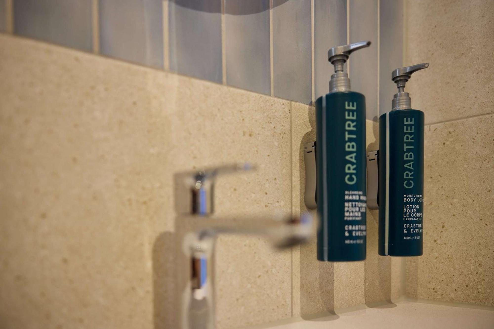 Отель Doubletree By Hilton Rotterdam Centre Экстерьер фото