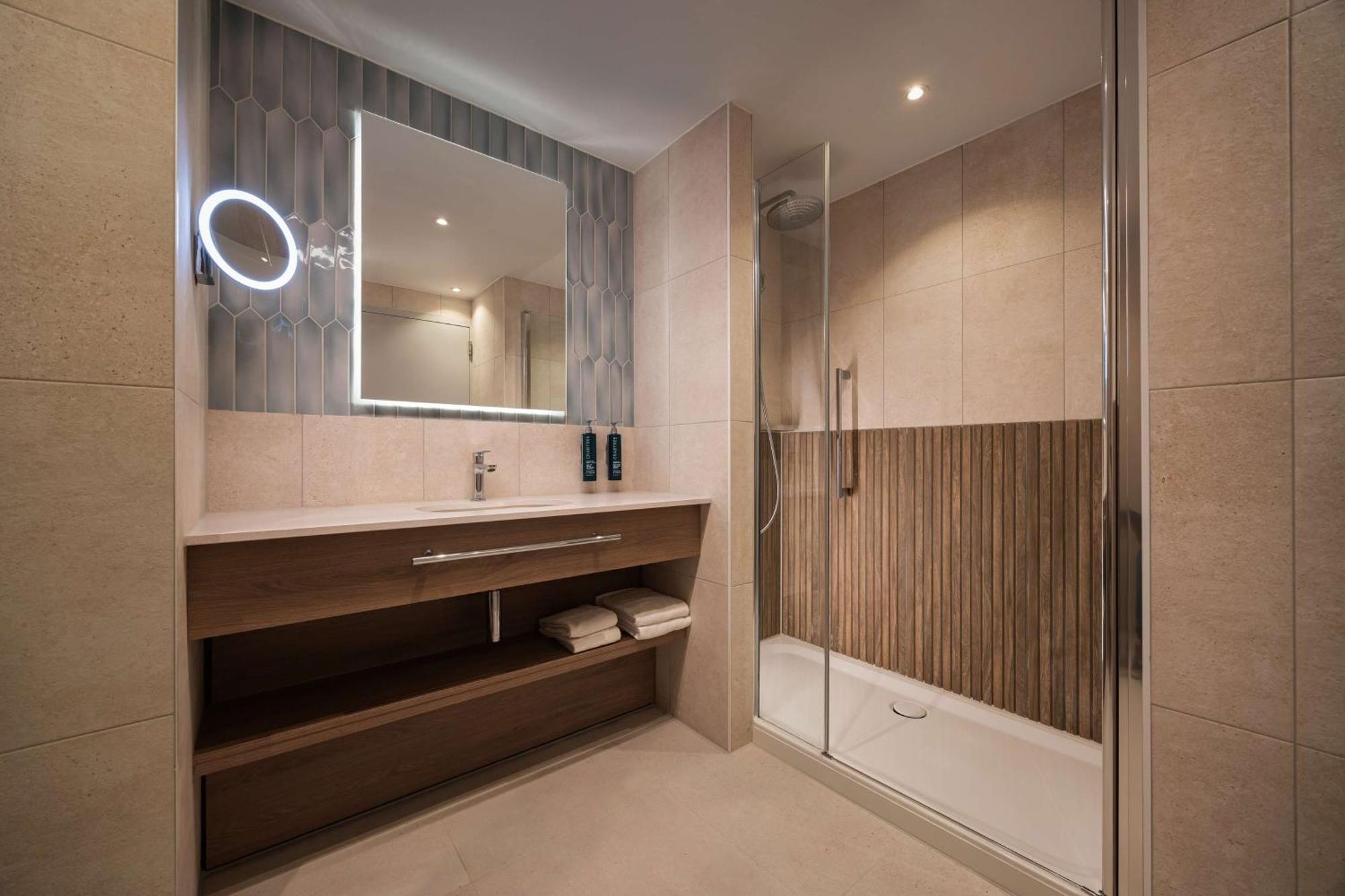 Отель Doubletree By Hilton Rotterdam Centre Экстерьер фото