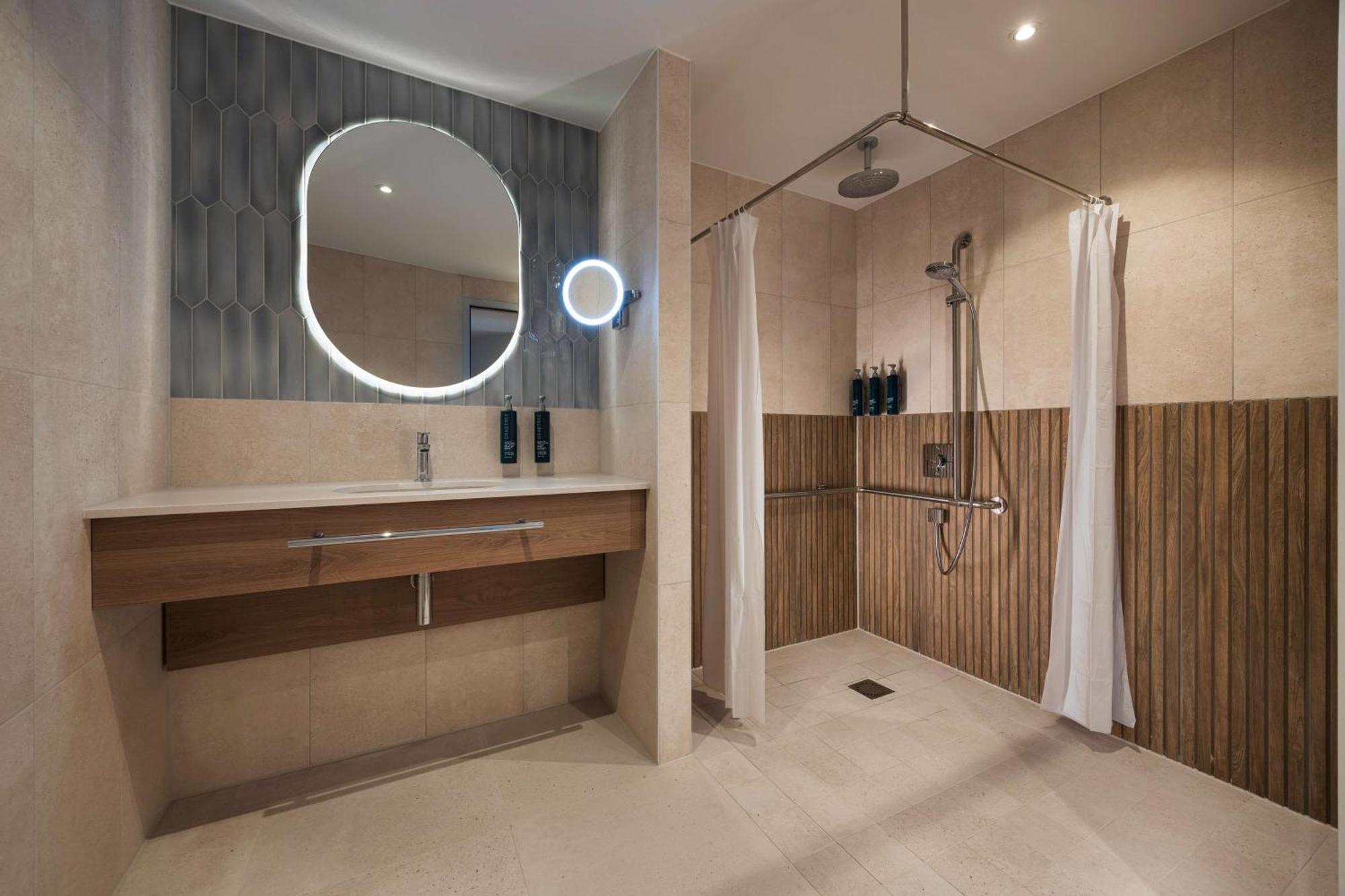 Отель Doubletree By Hilton Rotterdam Centre Экстерьер фото